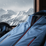 colmar ski veste bleu glacier sur table avec accessoires