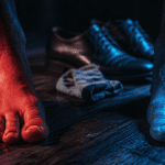 brulure dans le pied, pieds nus sur parquet