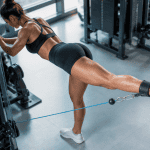 exercice fessier poulie kickback femme