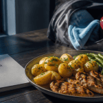 plat pomme de terre musculation avec poulet et sac de sport