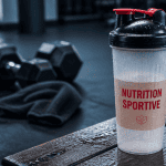shaker proteine work sur banc salle de sport