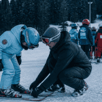 Ski enfant au pied des pistes avec parent