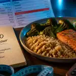 Repas 2000 calories par jour : quinoa, brocoli, saumon, avocat