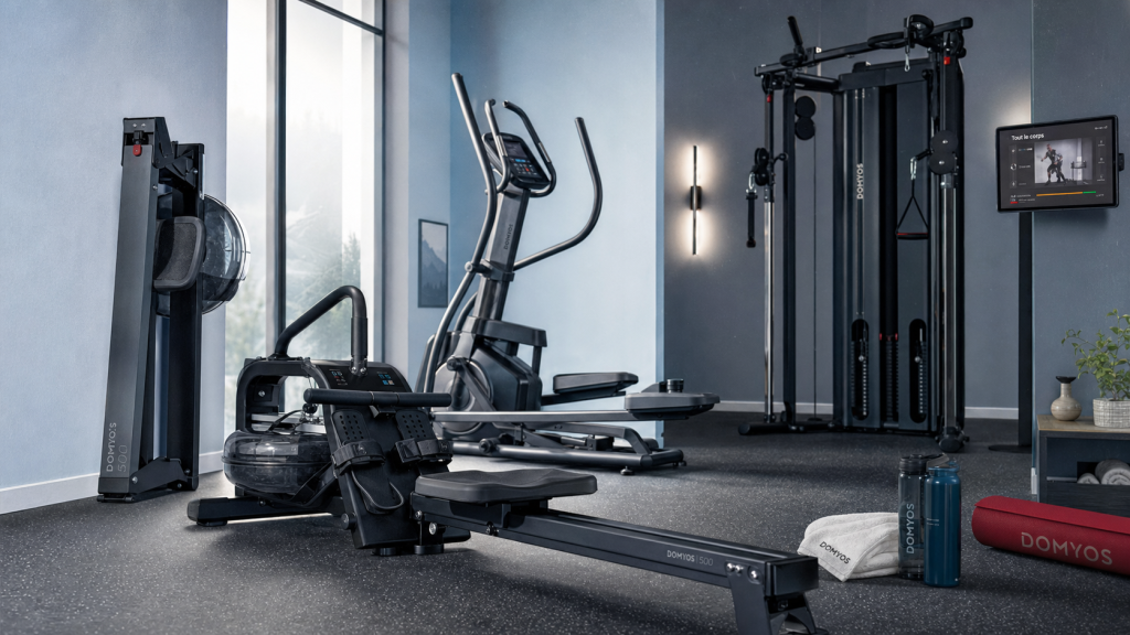 Appareil de sport qui fait travailler tout le corps : rameur, elliptique et homegym à la maison