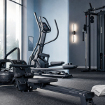 Appareil de sport qui fait travailler tout le corps : rameur, elliptique et homegym à la maison