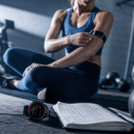 Maigrir par le sport programme : femme cardio sur tapis et suivi 300 minutes