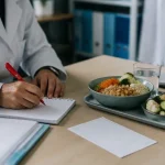 Différence dieteticien nutritionniste : ordonnance et repas équilibré