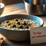 Petit dejeuner anti inflammatoire : porridge avoine, chia, myrtilles, curcuma