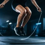 Corde à sauter bienfait : brûle 800 calories par heure en salle de sport
