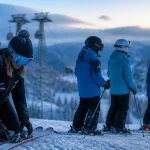 Cours de ski Montriond les Lindarets : monitrice vérifie des skis, débutants observant