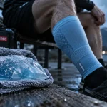 déchirure muscle mollet : compresse froide et bandage de compression