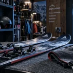 Location ski de randonnée haute savoie : skis, peaux et casque en magasin